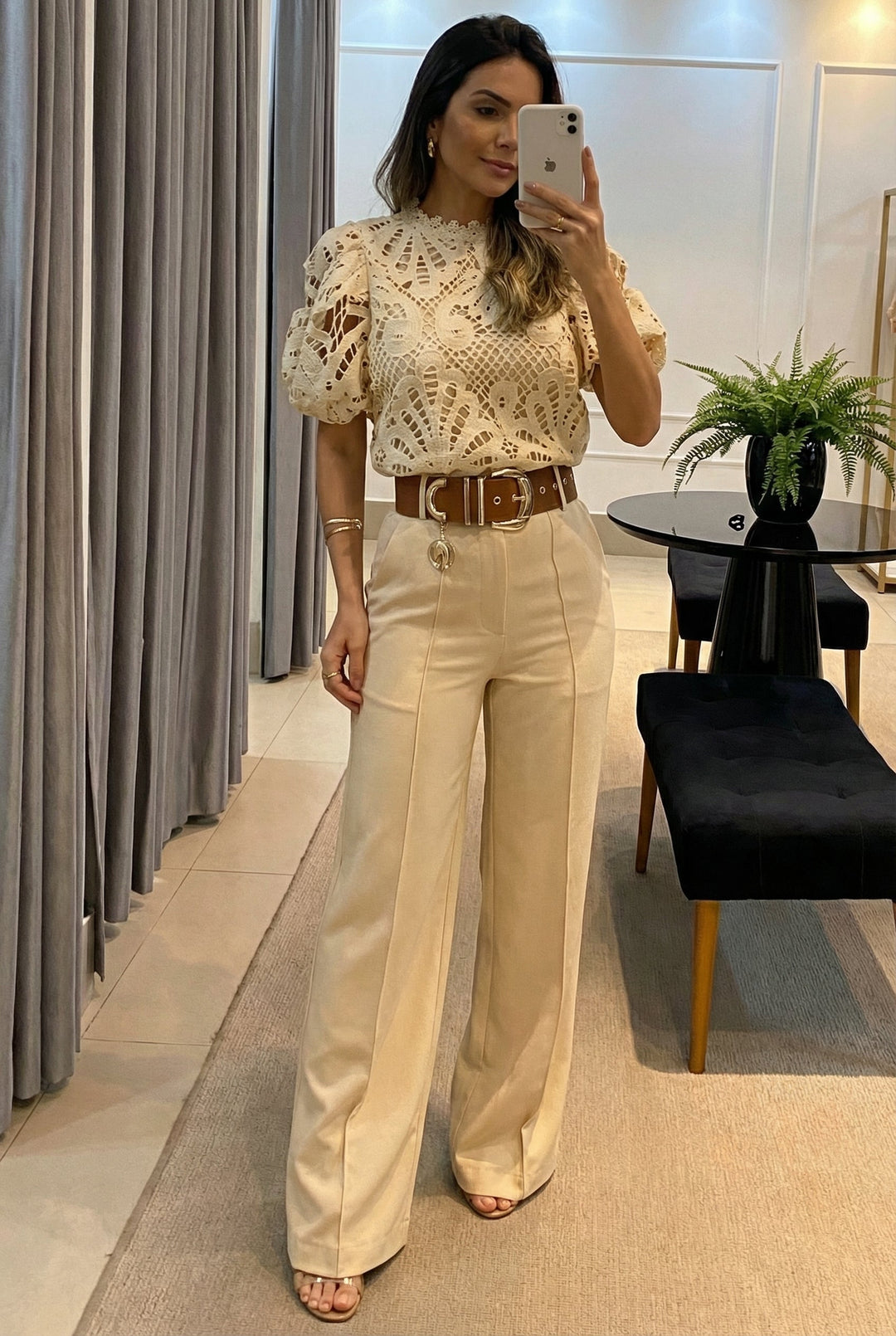 Conjunto de dos piezas para mujer: blusa y pantalón blanco/beige. Moda versátil casual y de oficina, muy elegante.