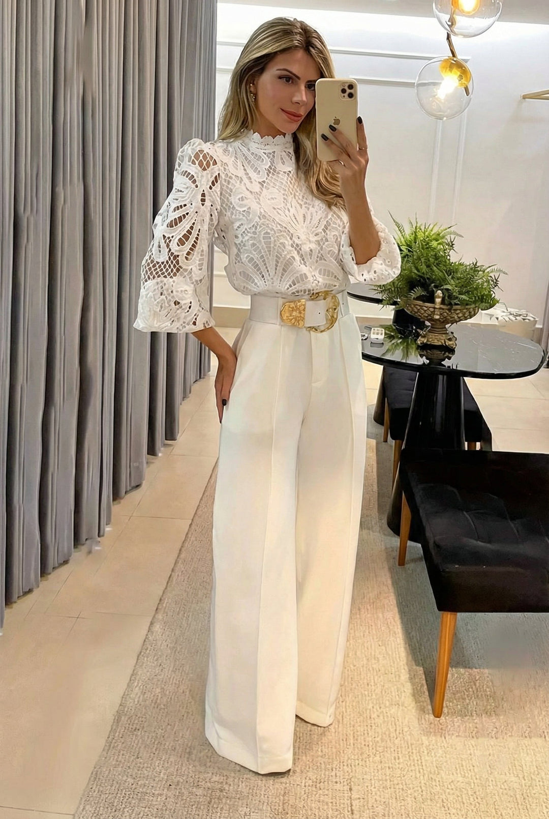 Conjunto femenino moderno: blusa y pantalón beige. Ropa elegante de dos piezas, perfecta para look casual o de oficina.