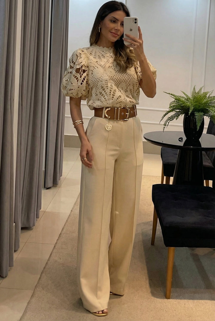 Conjunto elegante de blusa y pantalón beige para mujer, ideal para oficina o evento sofisticado. Ropa femenina versátil.