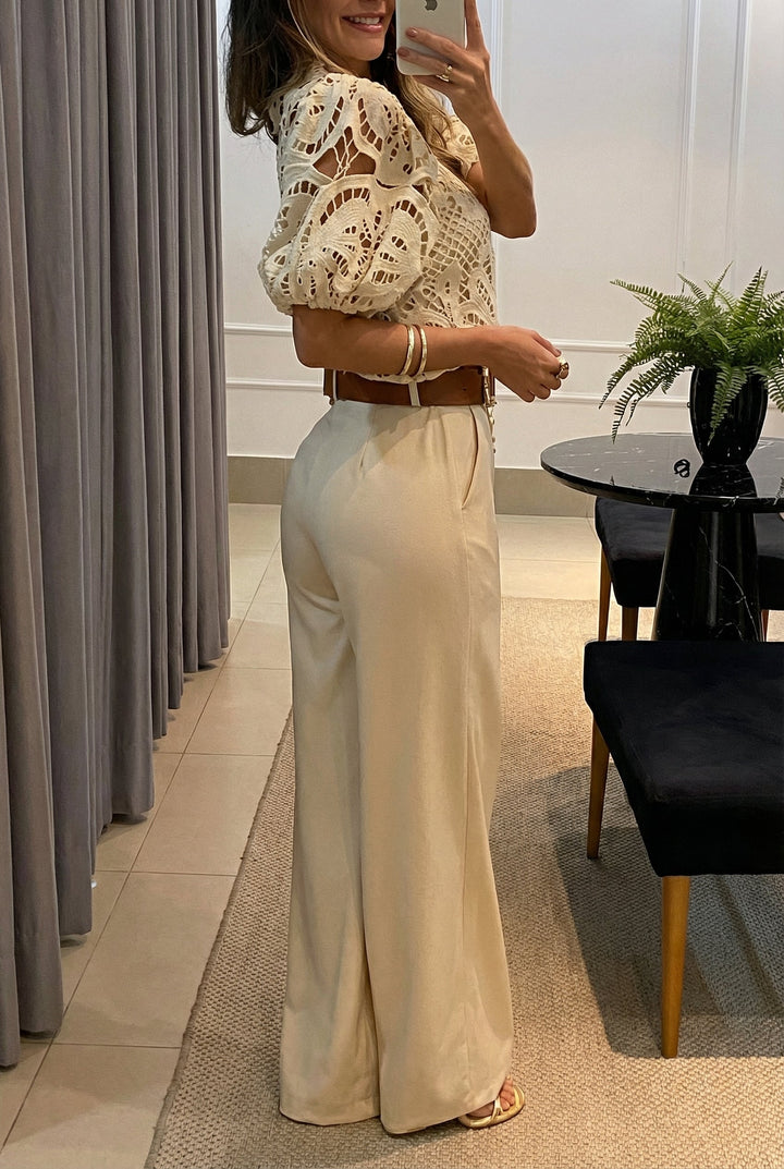 Blusa y pantalón sofisticado para mujer, conjunto beige de moda. Versátil para el día a día o eventos elegantes.