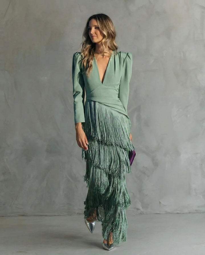 Sofisticado vestido midi de mujer con diseño de flecos. Perfecto para moda y eventos elegantes.