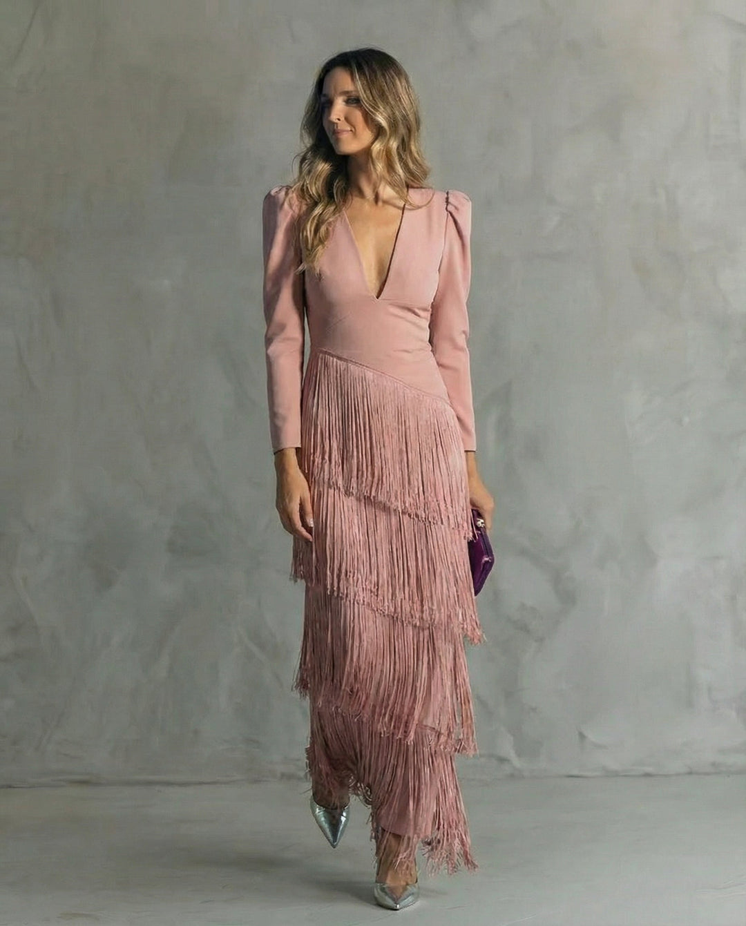 Detalle de flecos en un vestido midi elegante de mujer, resalta su estilo sofisticado y de moda.