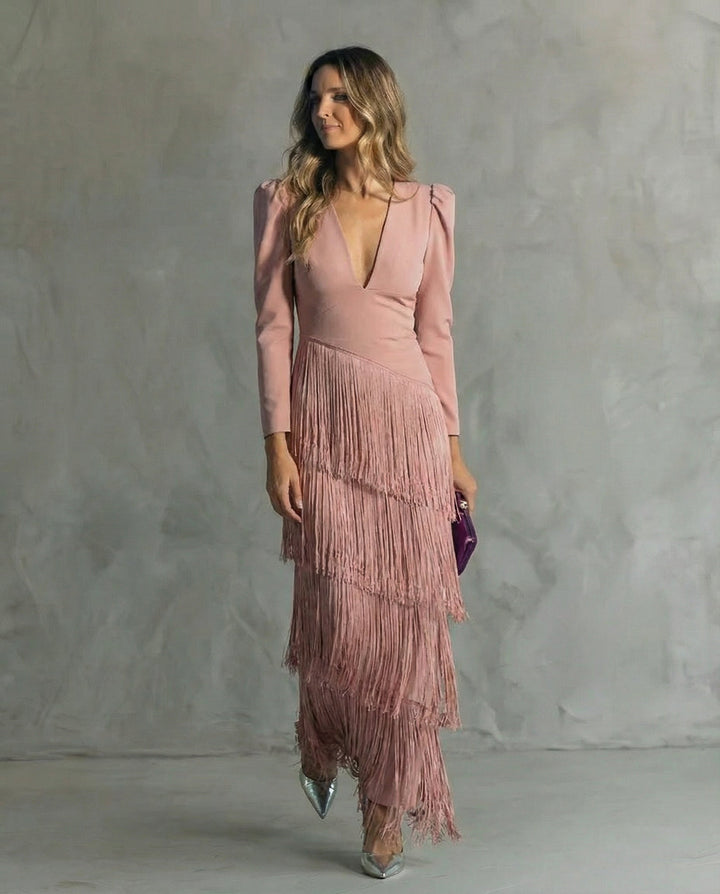 Detalle de flecos en un vestido midi elegante de mujer, resalta su estilo sofisticado y de moda.