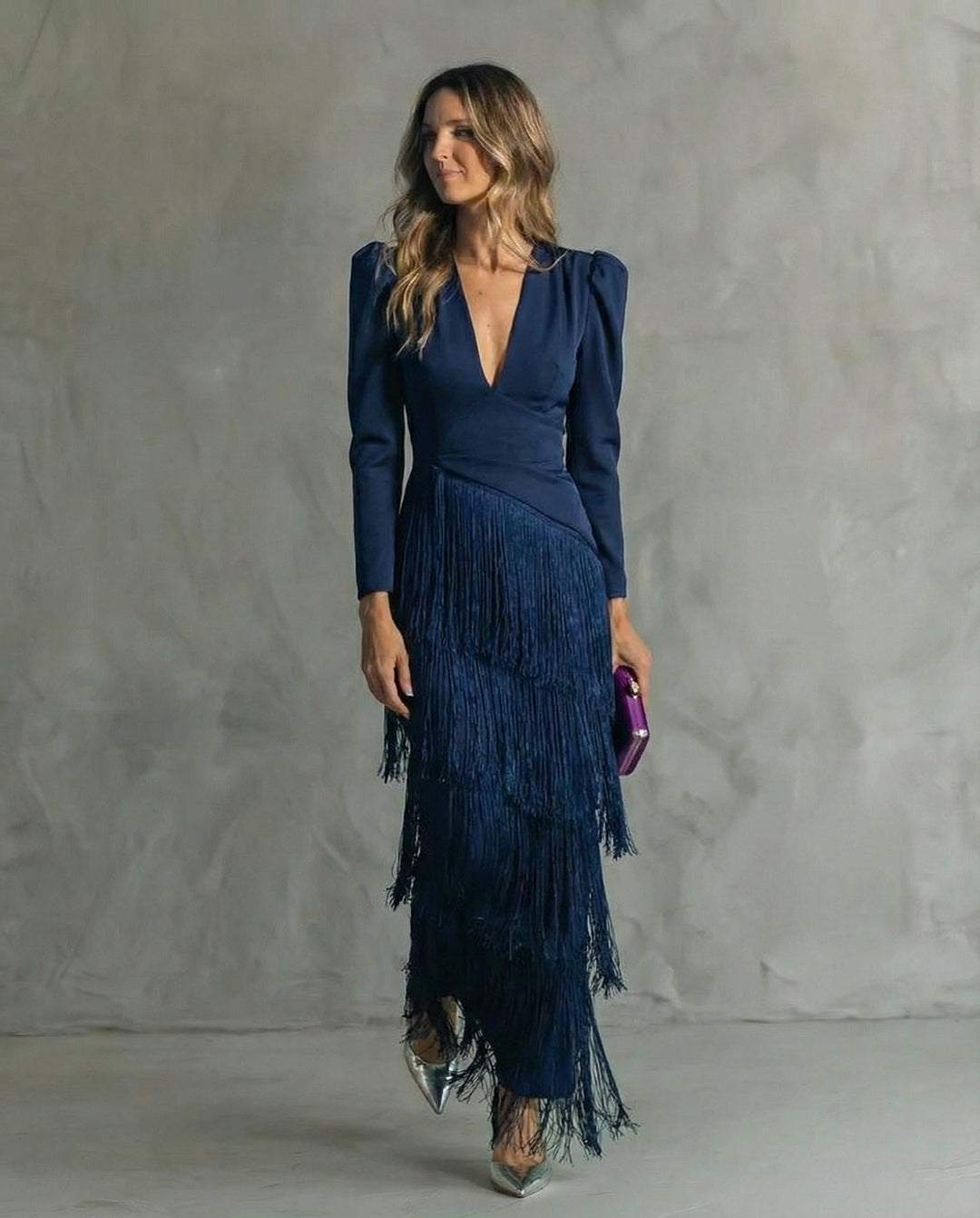 Vestido midi para mujer, con flecos decorativos que añaden movimiento y elegancia. Ideal para eventos.