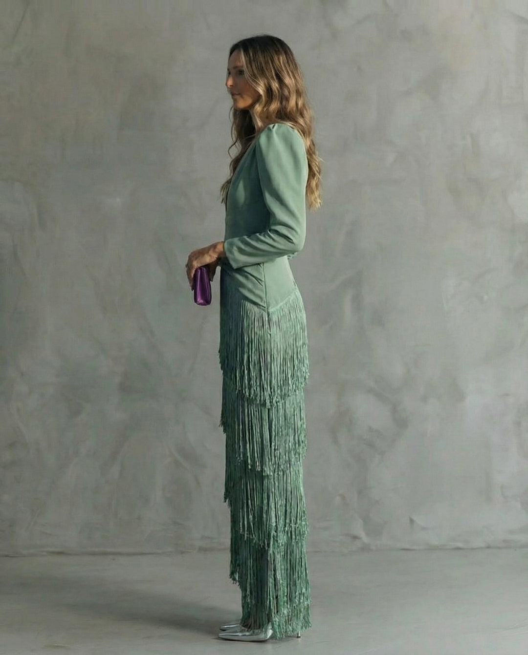 Vestido de fiesta midi para mujer, elegante con delicados flecos. Estilo sofisticado y moderno.