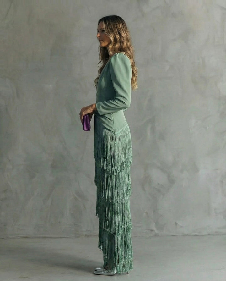 Vestido de fiesta elegante para mujer, diseño midi con mangas de flecos y estilo sofisticado.