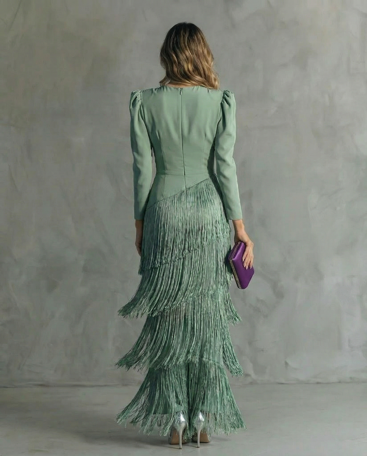 Vestido elegante de mujer estilo midi con flecos. Moda sofisticada para fiestas y ocasiones especiales.