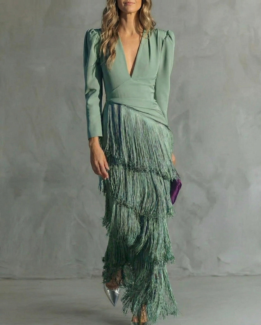 Vestido midi elegante para mujer con flecos, ideal para fiestas y eventos sofisticados.