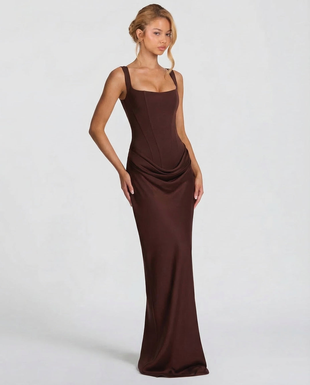 Vestido de noche sofisticado para eventos, maxi con corsé, define figura femenina.