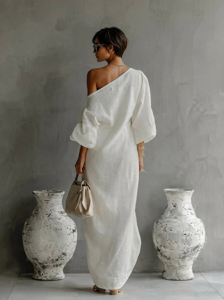 Vestido maxi de mujer con diseño asimétrico de un hombro. Estilo elegante y fluido para fiestas de verano o noche.