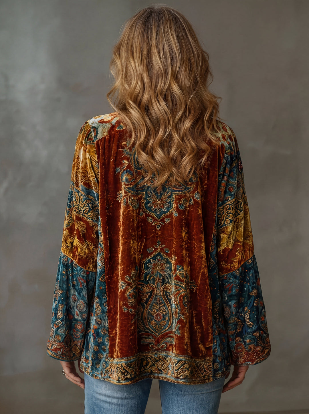 Cardigan fluido vintage con bordados detallados. Ideal para moda bohemia y outfits versátiles de mujer.