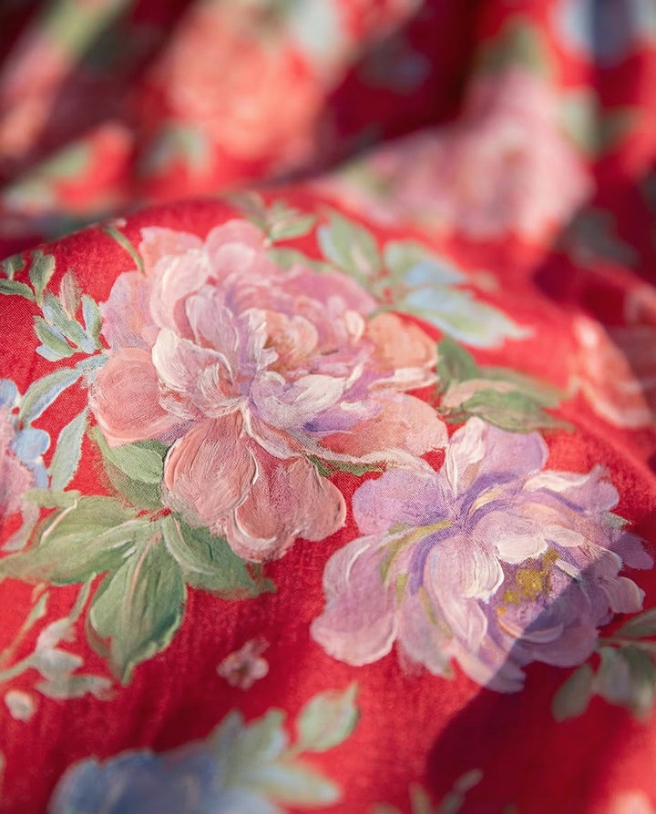 Mujer vistiendo vestido floral elegante, cuello V. Diseño fluido y ligero, perfecto para disfrutar el verano.