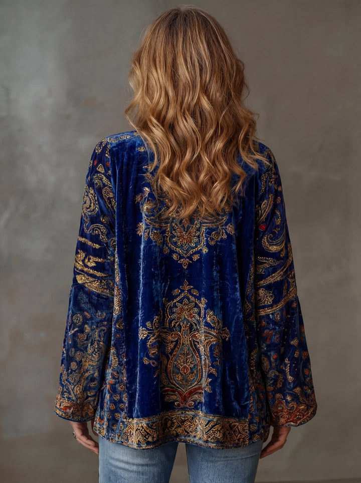 Elegante chaqueta kimono bordada, estilo bohemio fluido. Moda vintage femenina para un outfit casual con encanto.
