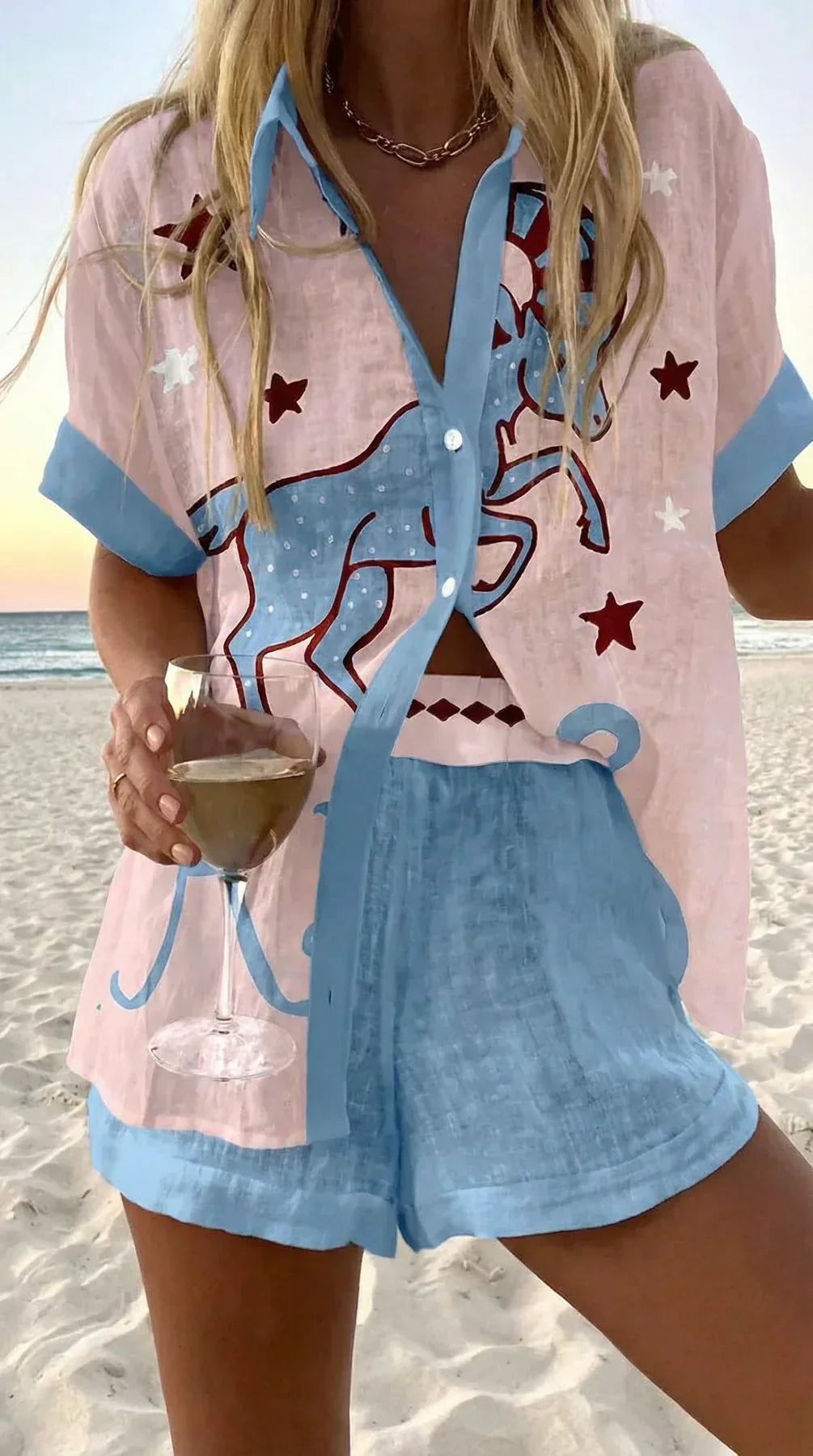 Conjunto de dos piezas para mujer: camisa estampada de verano y shorts a juego. Ropa holgada perfecta para días soleados.