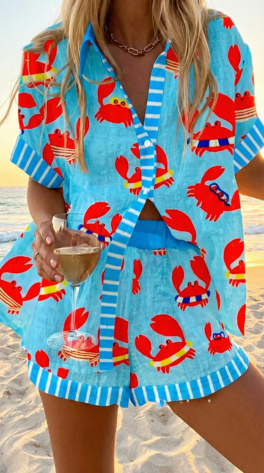 Conjunto bohemio de verano, camisa con estampado tropical y shorts ligeros. Moda femenina ideal para un look relajado.
