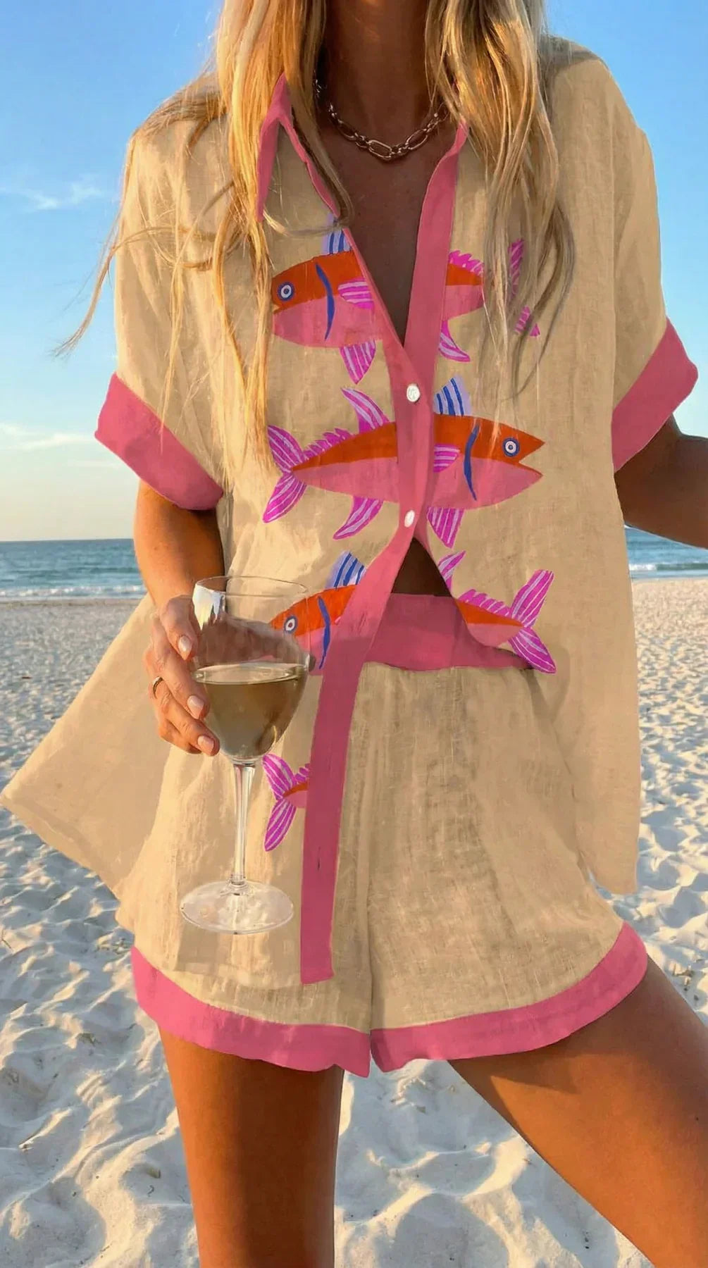Conjunto casual de verano para mujer, estilo bohemio. Camisa estampada y shorts cómodos, ideal para vacaciones o playa.