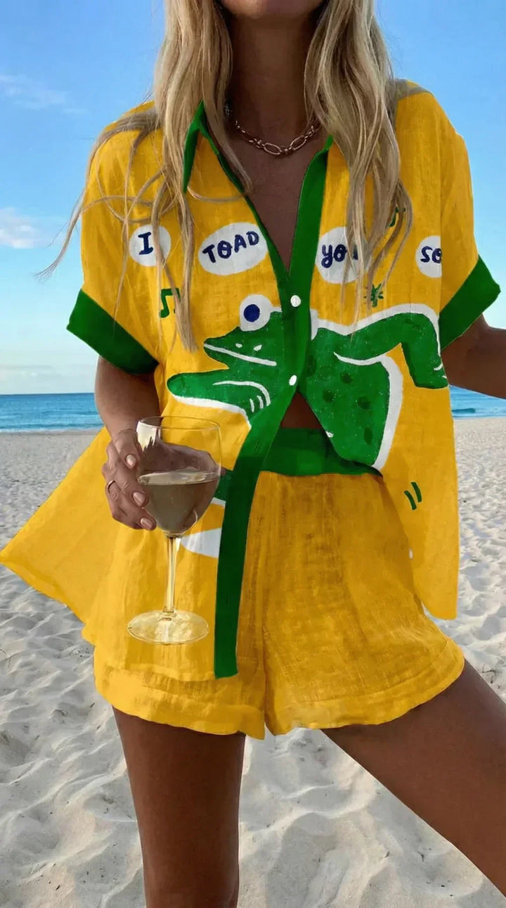 Conjunto de mujer estilo bohemio con camisa de manga corta estampada y shorts sueltos. Perfecto para verano y playa.