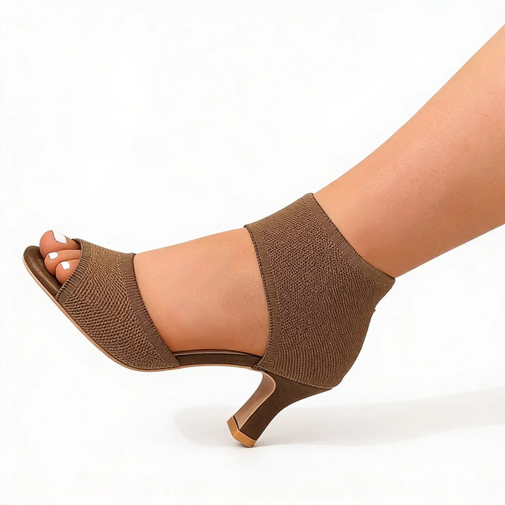Zapatos de tacón de mujer, vista frontal, elegantes y ortopédicos para estilo sofisticado.
