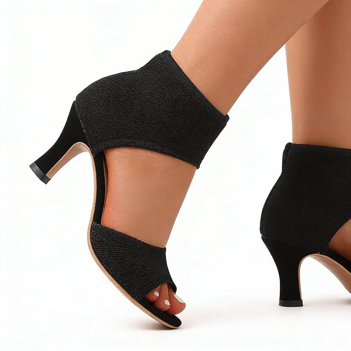 Tacones ortopédicos elegantes para mujer, combinando confort y estilo sofisticado.