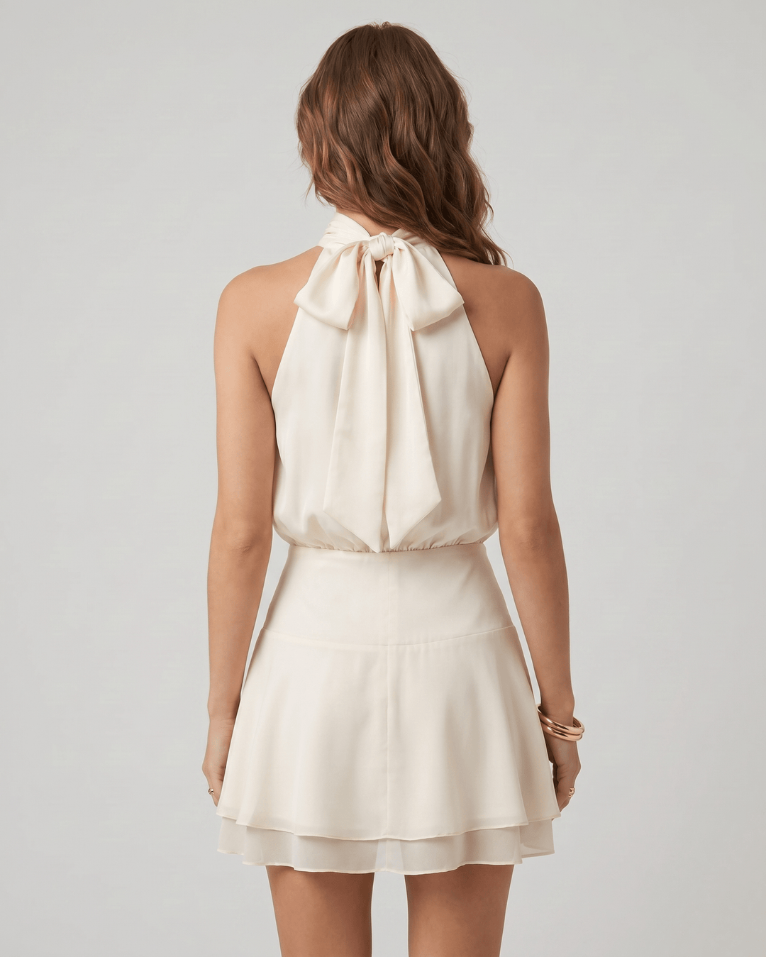 Mini vestido halter versátil, ideal para el verano y cócteles.