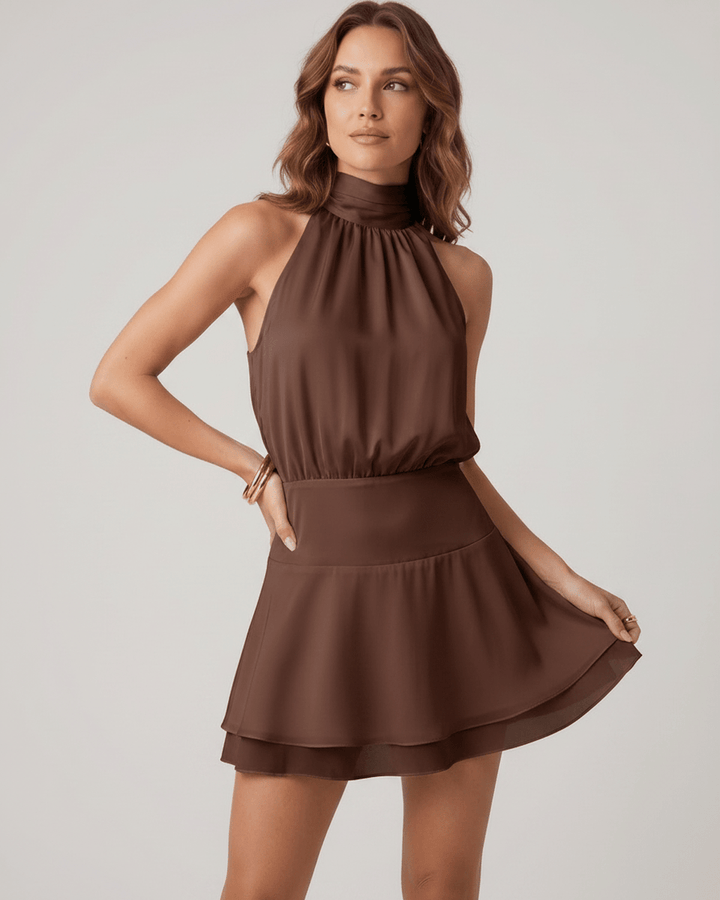 Vestido rosa fucsia mini halter, atrevido y a la moda para el verano.