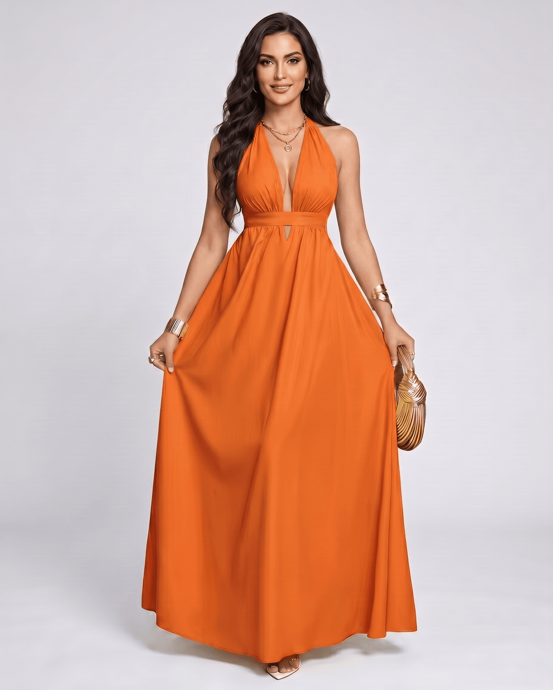 Vestido maxi elegante de mujer con escote halter. Diseño fluido y sin mangas, ideal para cualquier ocasión.