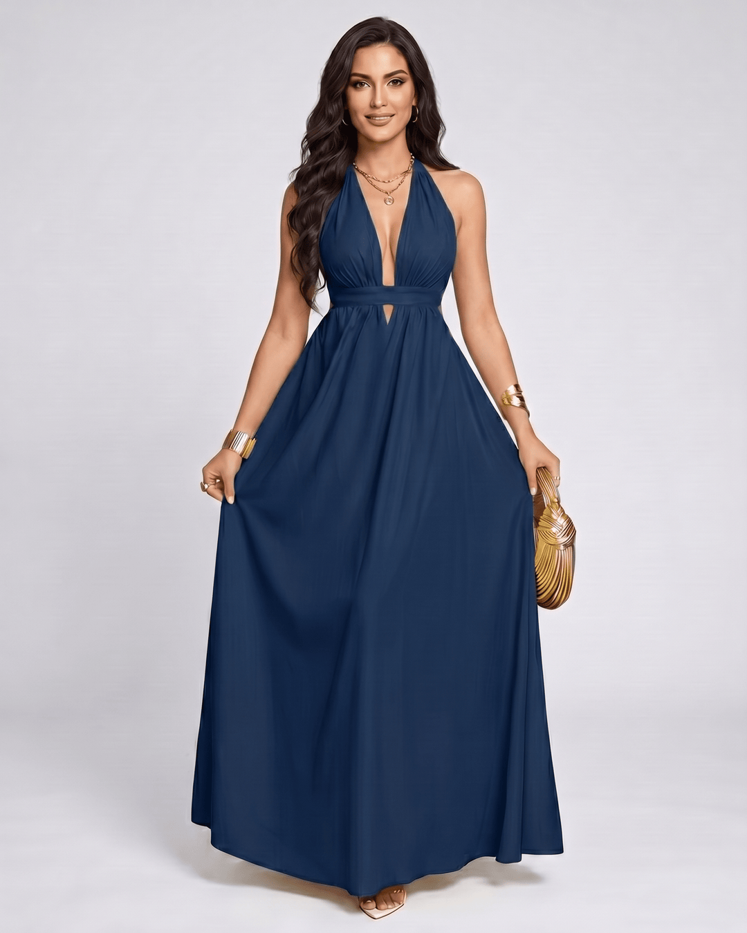 Vestido maxi elegante para mujer con escote halter en V. Diseño fluido y sin mangas, ideal para verano.