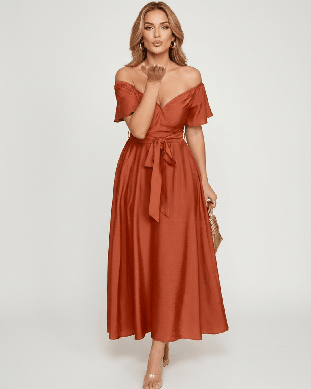 Vestido de noche fluido para mujer, hombros descubiertos, estilo maxi, elegante y moderno.