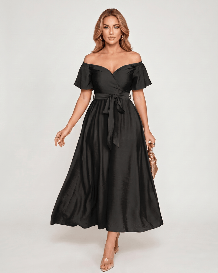 Vestido maxi elegante de mujer con hombros descubiertos, ideal para fiesta o evento formal de noche.