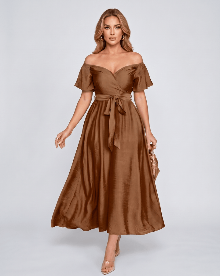 Vestido largo de mujer, hombros descubiertos, estilo elegante y fluido, perfecto para cóctel.