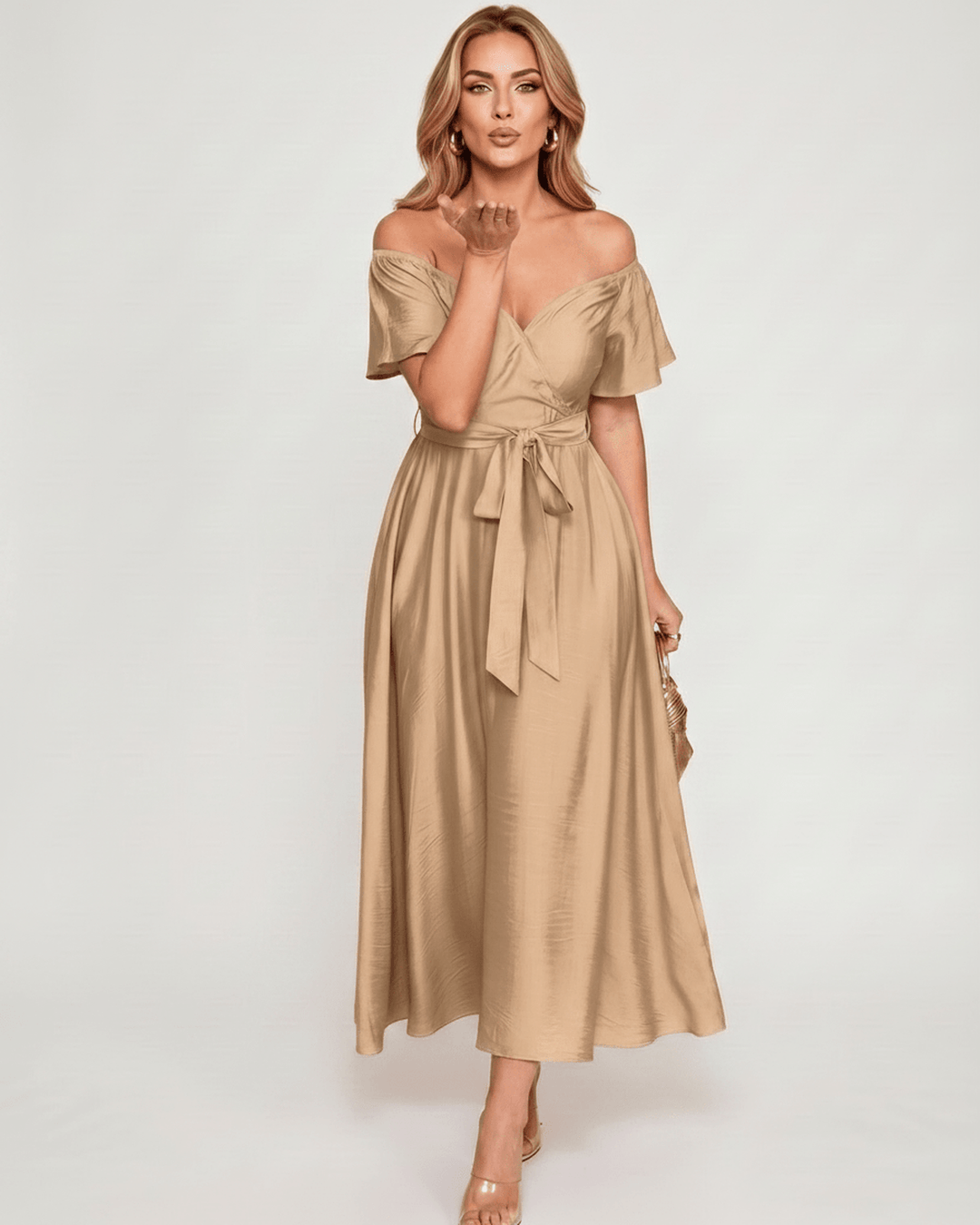 Vestido maxi fluido y elegante, hombros descubiertos, perfecto para invitada de boda de verano.