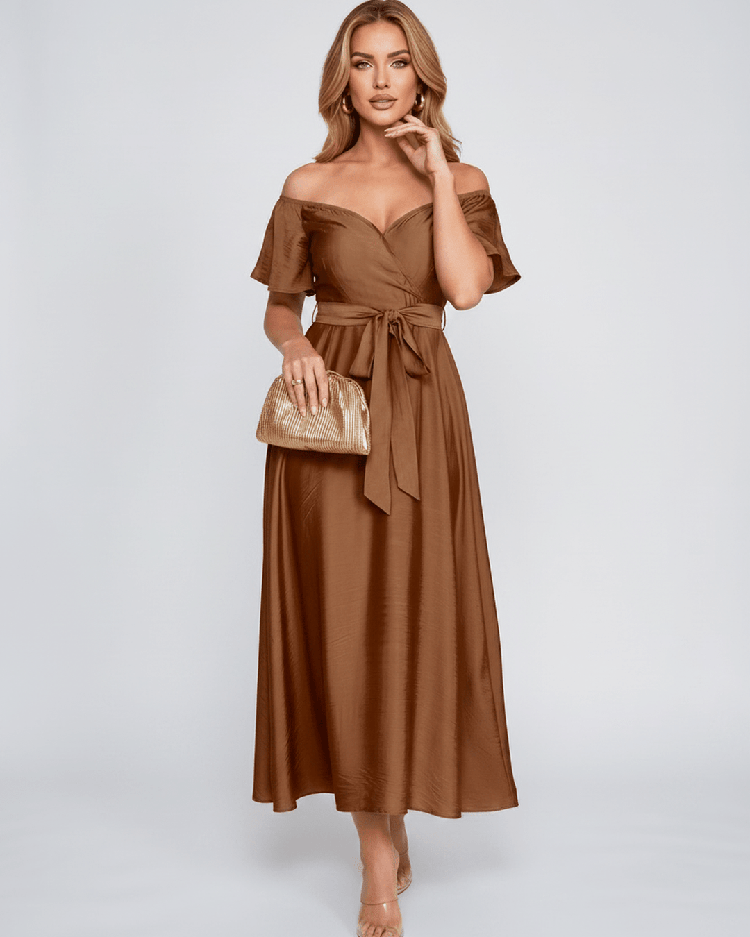 Moda femenina: vestido de noche elegante, hombros descubiertos, corte maxi, para un look formal.