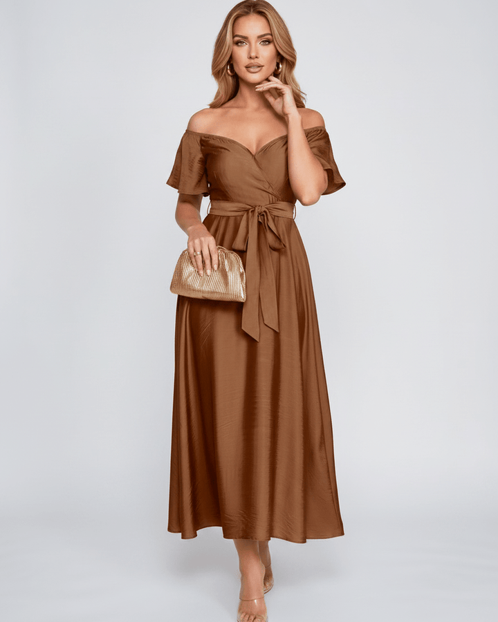 Moda femenina: vestido de noche elegante, hombros descubiertos, corte maxi, para un look formal.