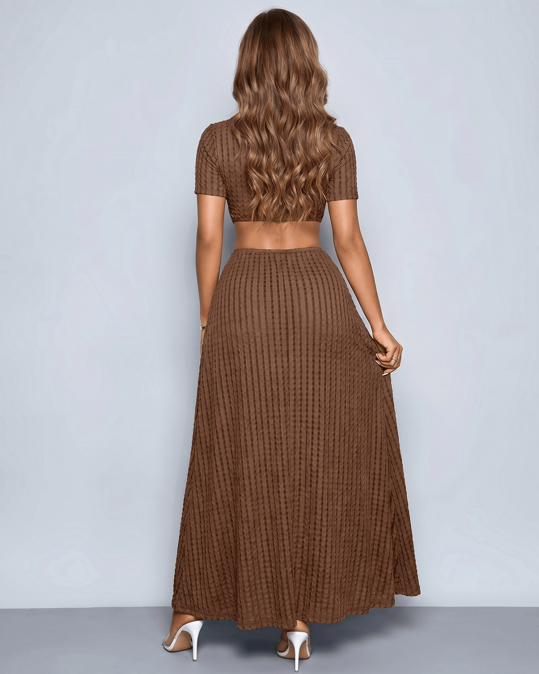 Moda de verano: vestido largo con abertura frontal. Escote en V para un estilo fresco y chic.