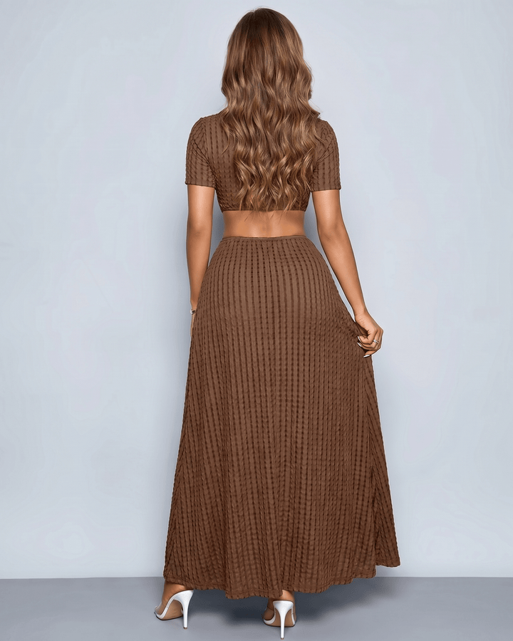 Moda de verano: vestido largo con abertura frontal. Escote en V para un estilo fresco y chic.