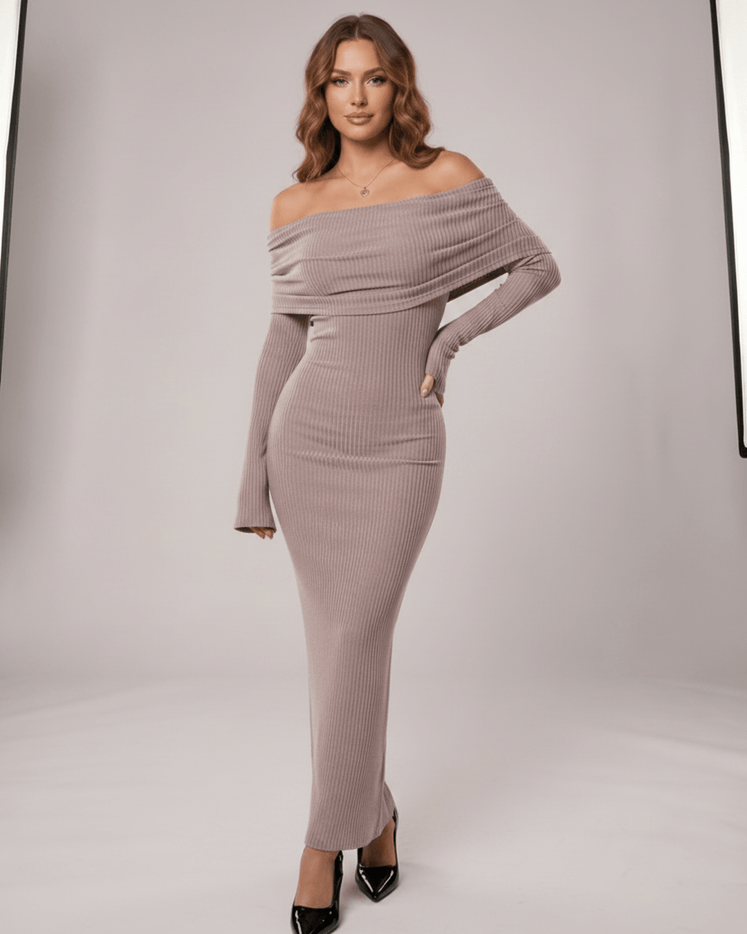 Vestido mujer silueta ajustada, escote descubierto. Perfecto para eventos nocturnos.