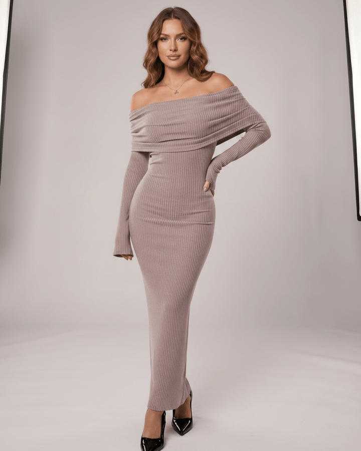 Vestido mujer silueta ajustada, escote descubierto. Perfecto para eventos nocturnos.