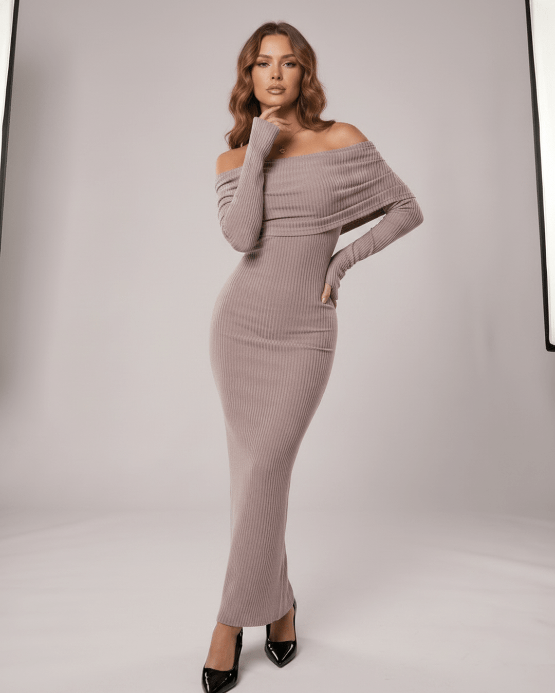 Vestido maxi elegante con escote y silueta ajustada. Ideal para fiesta y noche.