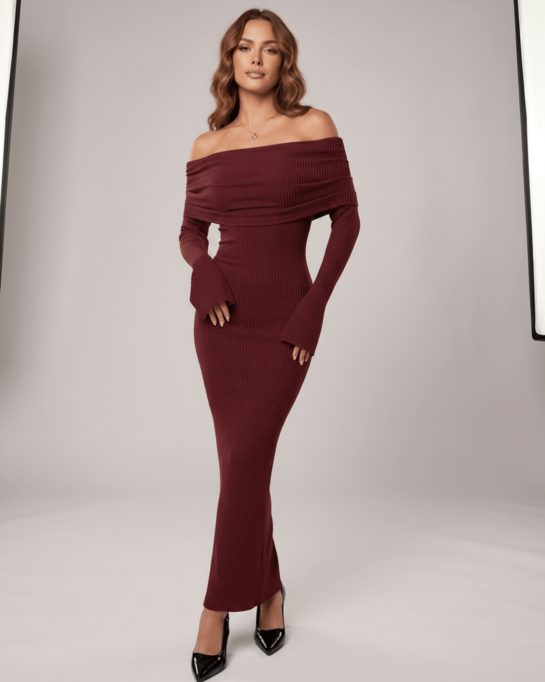 Vestido mujer silueta estilizada, escote descubierto. Maxi para eventos formales.