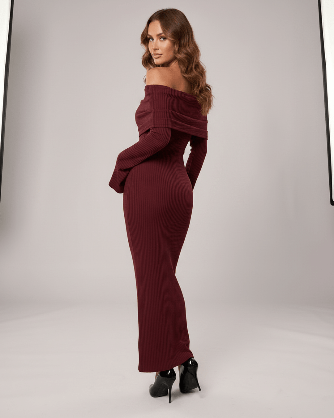 Ropa elegante: Maxi vestido con escote atrevido y manga larga. Perfecto para cóctel.