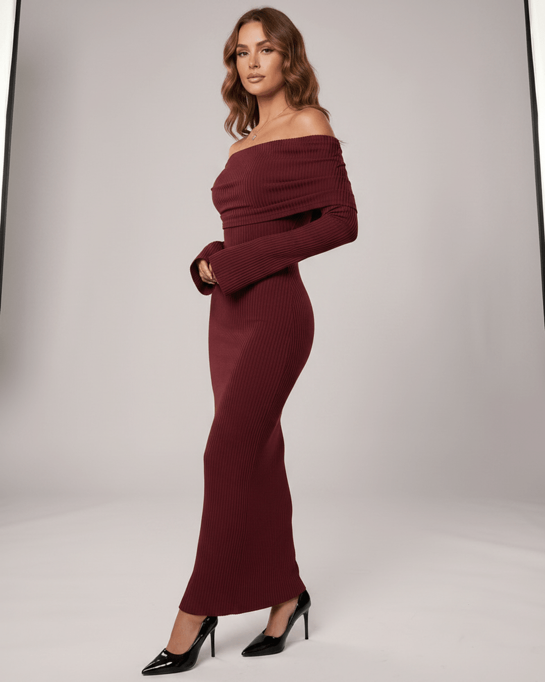 Vestido formal mujer, corte maxi, silueta ajustada. Escote descubierto, moda noche.