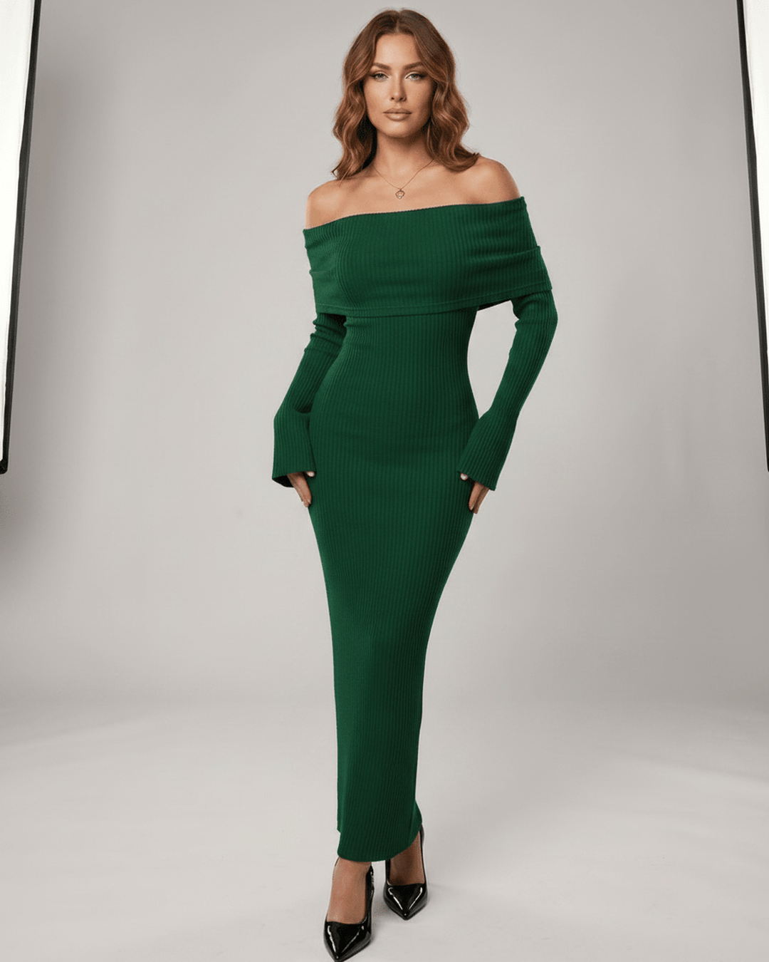 Vestido mujer, escote descubierto. Maxi elegante con silueta ajustada.