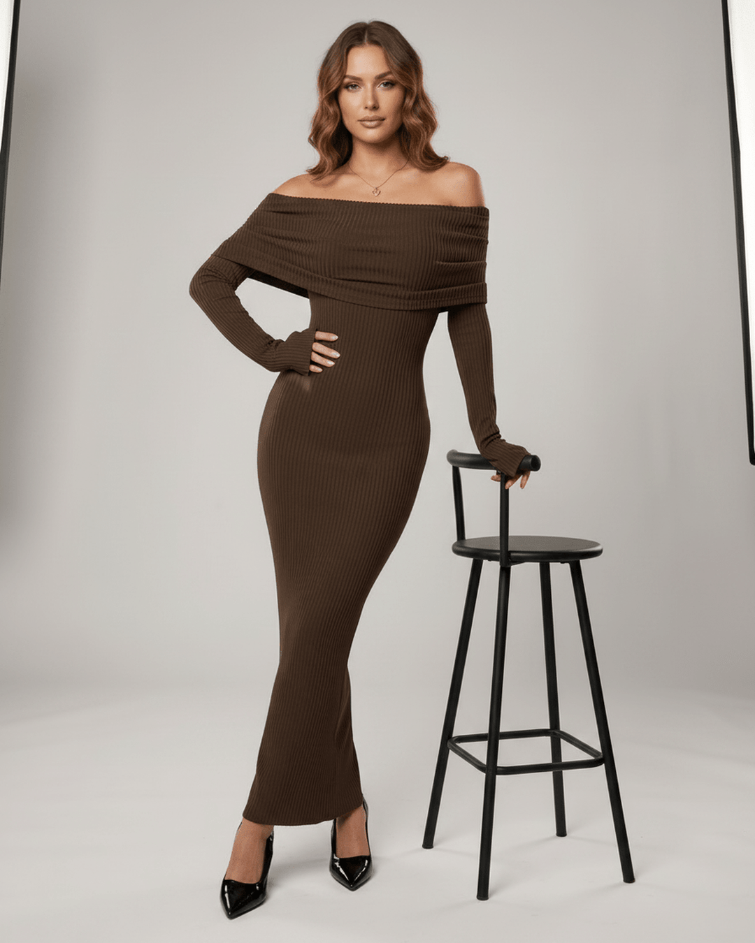 Maxi vestido fiesta, escote descubierto. Ropa elegante para mujer versátil.