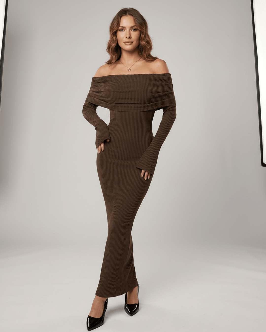 Vestido cóctel mujer, maxi, escote descubierto. Manga larga, ideal para fiesta.