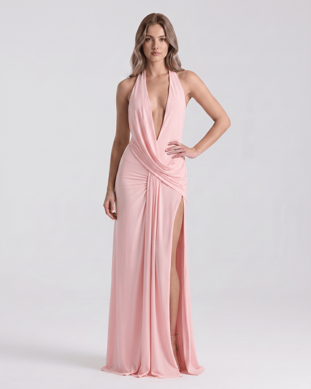 Vestido maxi de gala, escote V y espalda descubierta. Elegancia para fiesta.