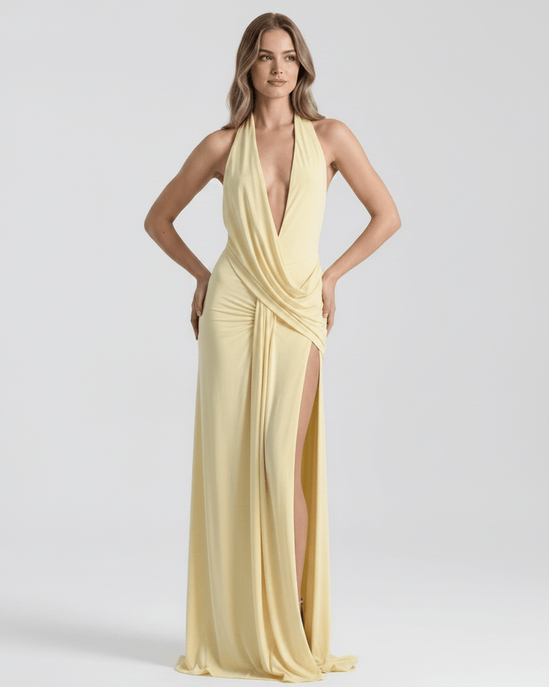 Vestido de noche largo, escote V profundo, abertura sexy. Moda femenina sofisticada.