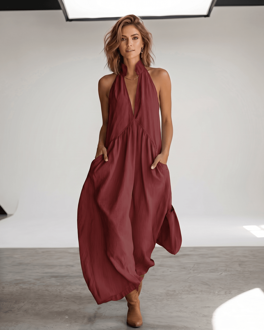 Vestido sin mangas con cuello halter, corte maxi y bolsillos laterales, ropa de mujer versátil.
