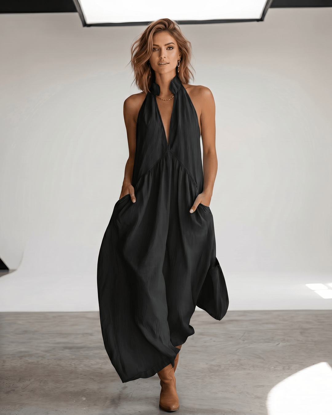 Vestido fluido con movimiento, cuello halter y largo maxi, ideal para bailar en verano.