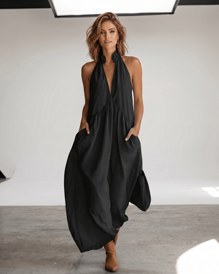 Vestido fluido con movimiento, cuello halter y largo maxi, ideal para bailar en verano.