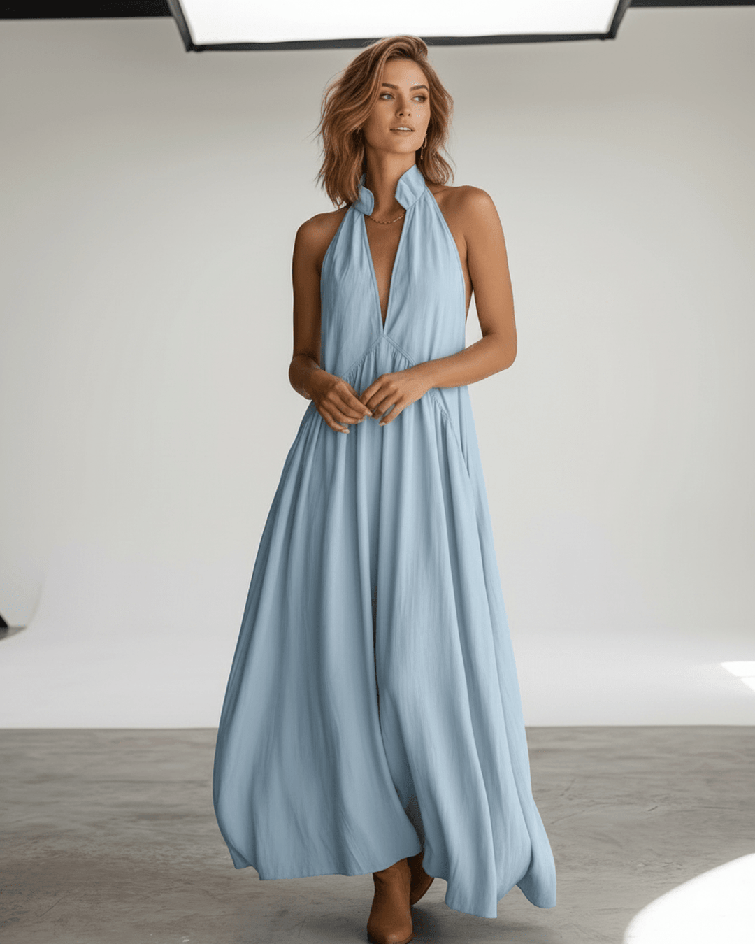 Vestido maxi halter estampado, sin mangas, ideal para días soleados y un estilo casual.